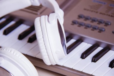 kulaklıklar müzik synthesizer klavye. Elektronik piyano üzerinde kulaklık.