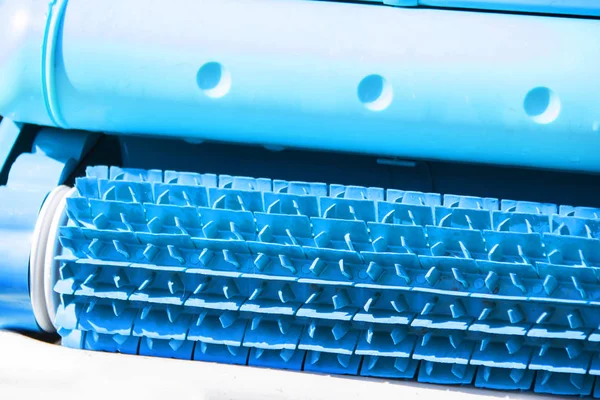 Yüzme havuzlarının altını temizlemek için robot temizleme.