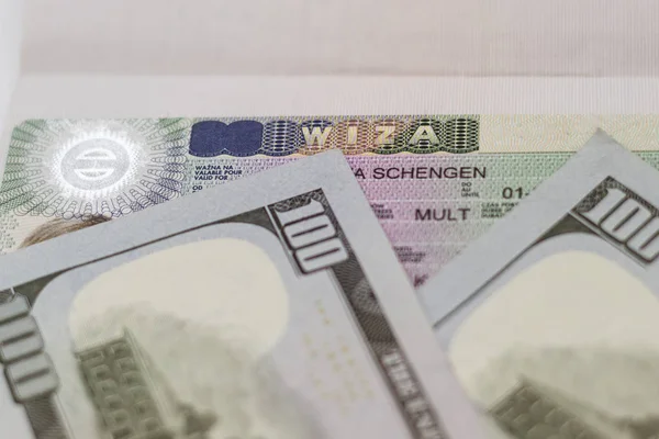 Részlet a schengeni vízum, útlevél és a pénz. — Stock Fotó