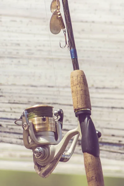 Spinning Reel, a háttérben a víz — Stock Fotó