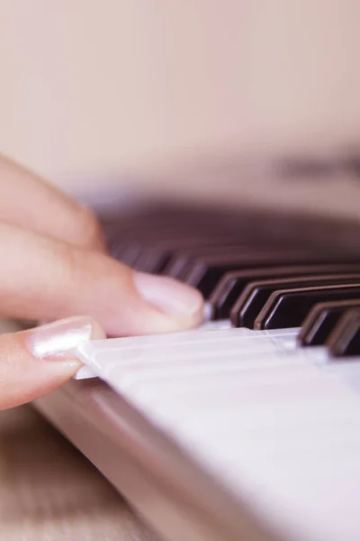 Красивые девушки играют на электронных клавиатурах . — стоковое фото