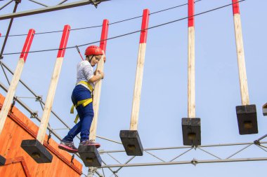 Küçük kız bir açık ipleri ders tırmanma.