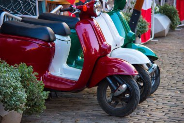 Çok renkli scooter arkaya park ettim.