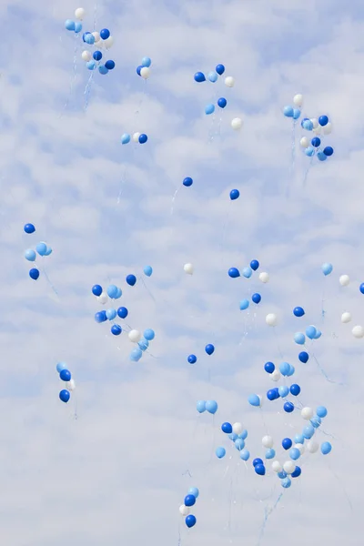 Viele bunte Luftballons am Himmel. — Stockfoto