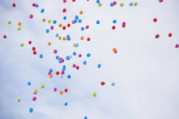 Muitos balões coloridos no fundo do céu. — Fotografia de Stock