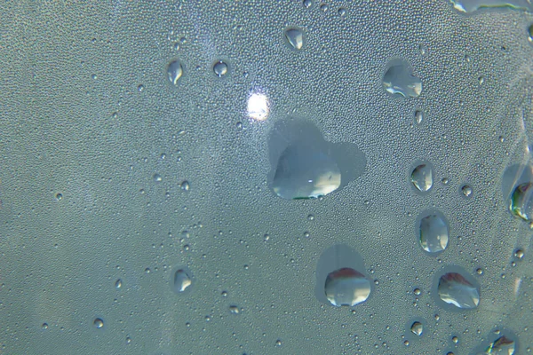 Gotas de agua en el fondo del gradiente, cubiertas con gotas de agua - condensación, primer plano . —  Fotos de Stock