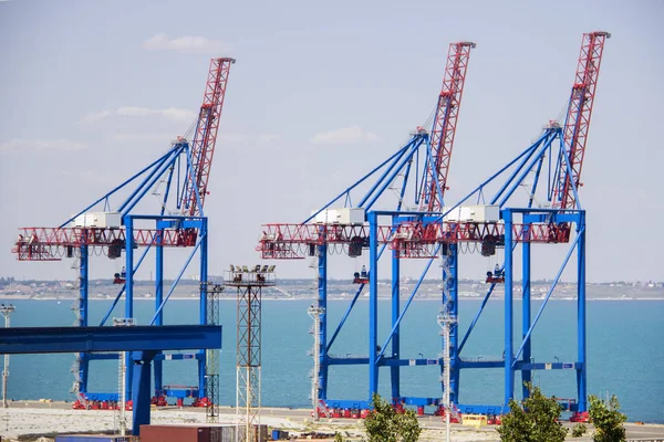Opuszczony portu, terminalu w porcie załadunku i wyładunku statków towarowych i ładunków z rzędami dużych przemysłowych żurawi do podnoszenia towaru od pokładów i przechowuje — Zdjęcie stockowe