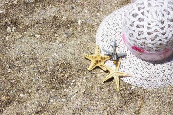 Playa Verano Accesorios de viaje de vacaciones sobre fondo de arena . — Foto de Stock