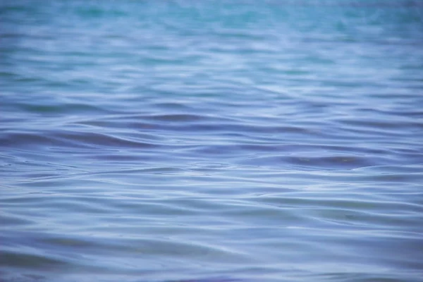 Яркий фон синей морской воды . — стоковое фото