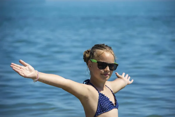 Linda menina sorriso com as mãos levantadas, mulher na praia férias de verão. conceito de liberdade de viagem . — Fotografia de Stock