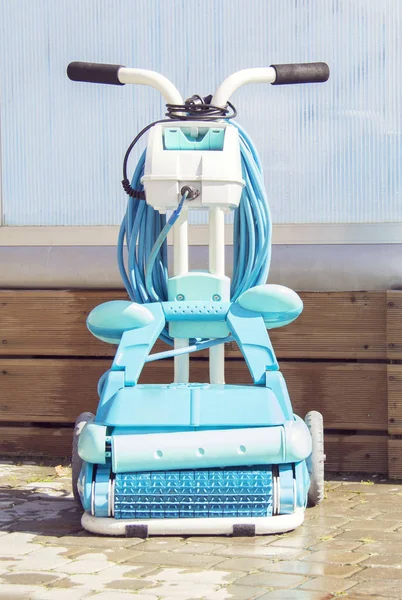 Cleaning machine robot for cleaning the bottom of swimming pools.