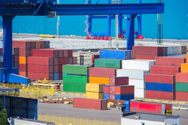 Endüstriyel konteyner kargo yük gemi için kavram lojistik ithalat ihracat.