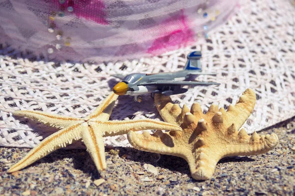 Praia Verão Férias acessórios de viagem no fundo de areia . — Fotografia de Stock