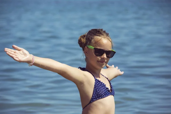 Красивая девушка улыбается с поднятыми руками, женщина на пляже летние каникулы. концепция свободы передвижения . — стоковое фото