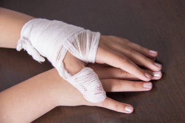 Kadın eli, el yaralanması, bandaj bandaj sargılı