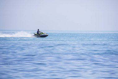 Büyük bir hızla denizin dalgaları üzerinde Jetbike acele kadar kıvılcım sinek.