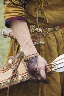 Bej bir pelerin elinde tutar titreme bir titreme oklarla bir 