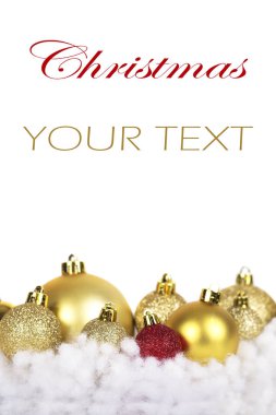 Kısa iğne ile Noel ağacı dalı beyaz arka plan üzerinde izole oyuncaklar dekore edilmiştir..