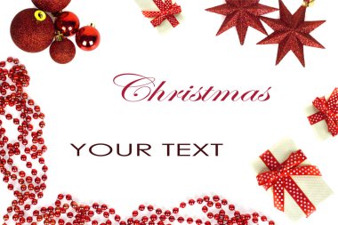 Kısa iğne ile Noel ağacı dalı beyaz arka plan üzerinde izole oyuncaklar dekore edilmiştir.