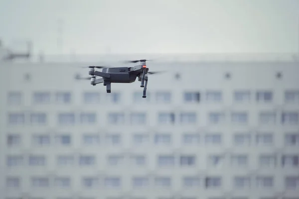 Drone quad copter con cámara digital de alta resolución a bordo volando sobre los rascacielos de la ciudad en el cielo . —  Fotos de Stock