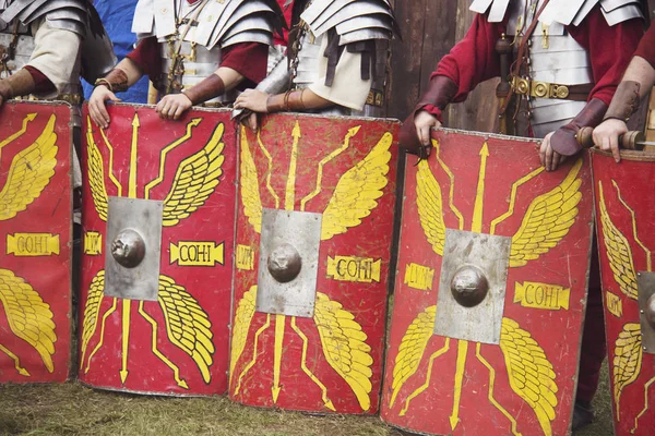 La línea de legionarios romanos se prepara para la lucha . — Foto de Stock