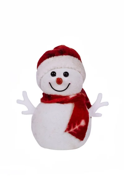 Улыбающийся снеговик игрушка, одетый в шарф и шапку изолированы на белом фоне — стоковое фото