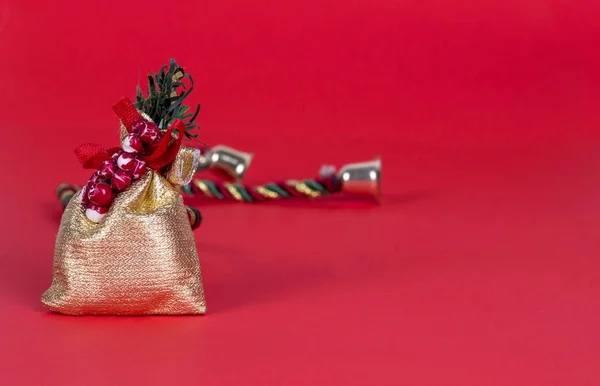 Altın çuval veya küçük çanta hediye izole kırmızı zemin üzerine için closeup. — Stok fotoğraf