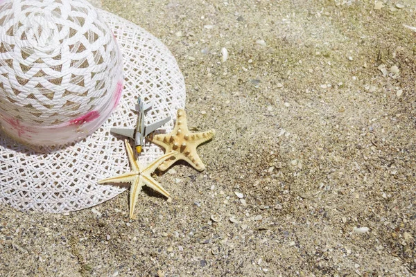 Strand Sommer Urlaub Reise-Accessoires auf Sand Hintergrund. — Stockfoto