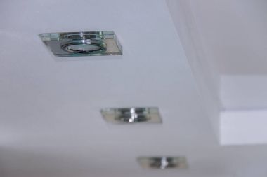 Beyaz tavan kapalı üzerinde yerleşik parlak lamba.