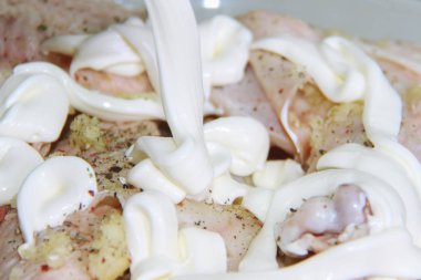 Çiğ tavuk mojonine Marine Çeşnilik ile kaplıdır.