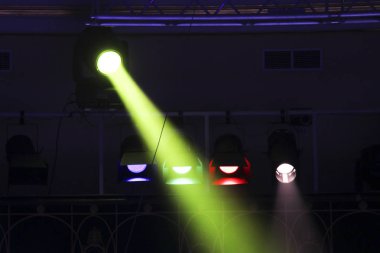 Parlak projektörler çelik çerçeveye bağlı. Yatay görünüm çok renkli projektörler bir salonun içinde kullanılan bir çerçeveye bağlı