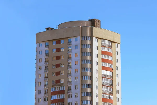 Высокий многоэтажный дом в городе против голубого неба . — стоковое фото