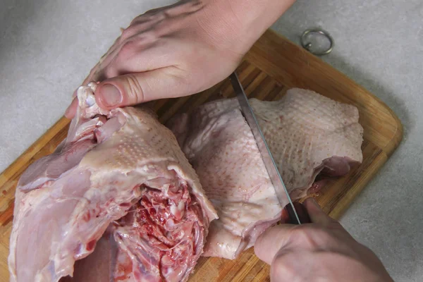 Człowiek ręcznie cięcia surowe piersi kurczaka. selektywne focus. — Zdjęcie stockowe