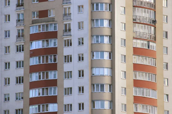 배경 같은 도시에서 높은 multi-storey 집. — 스톡 사진