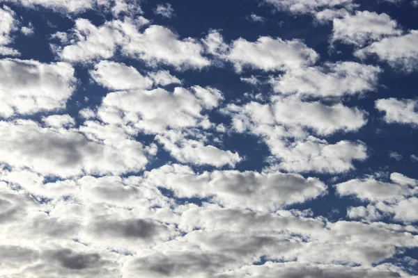 Hemel, wolken en zonnige dag. Achtergrond van computer. — Stockfoto