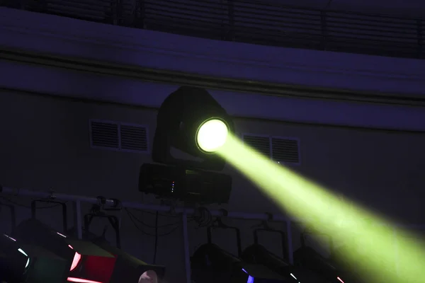 Bright floodlights attached to a steel frame. Horizontal view of multicolored floodlights attached to a frame, used inside a hall. — Stock Photo, Image