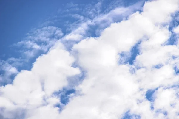 Hemel, blauwe hemelachtergrond met wolken, hemel met wolken. — Stockfoto