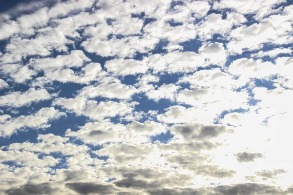 Hemel, blauwe hemelachtergrond met wolken, hemel met wolken. — Stockfoto