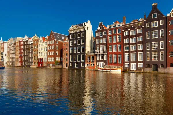 Dansande husen på Amsterdam canal Damrak, Holland, Nederländerna. — Stockfoto