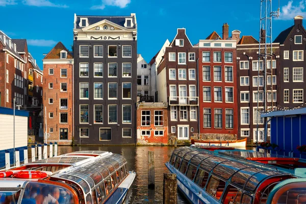 De dansende huizen op Amsterdamse gracht Damrak, Holland, Nederland. — Stockfoto