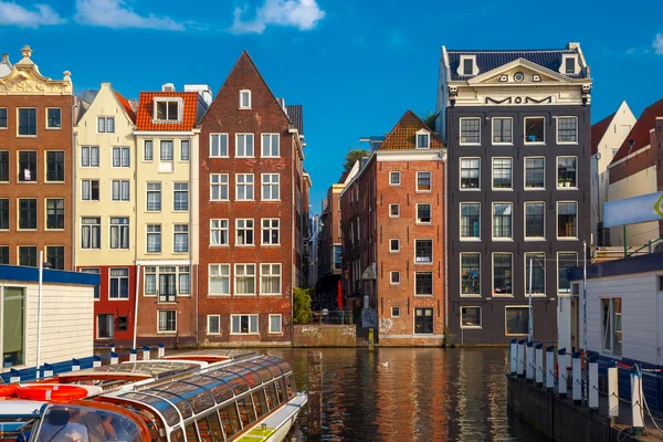 Las casas de baile en Amsterdam canal Damrak, Holanda, Países Bajos . — Foto de Stock