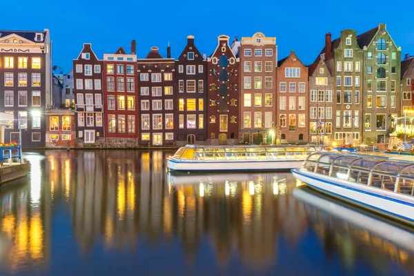 Nacht dansen huizen bij Amsterdam, Nederland. — Stockfoto