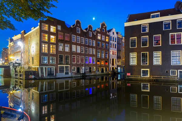 Nacht typisch Nederlandse huis, Amsterdam, Nederland. — Stockfoto