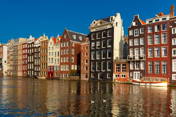 A táncoló házak: Amszterdam canal Damrak, Holland, Hollandia. — Stock Fotó