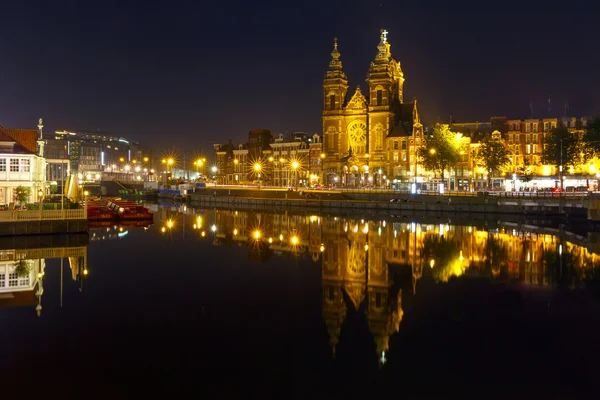 Канал Ночной Амстердам и базилика Святого Николая — стоковое фото