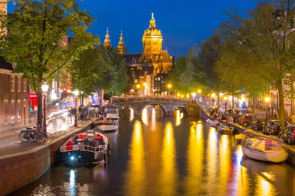 Ночной Амстердам с красными фонарями — стоковое фото