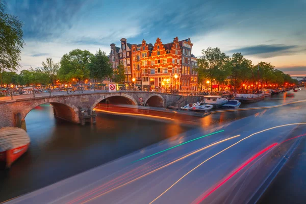 Natt stadsutsikt över Amsterdams kanaler och bron — Stockfoto