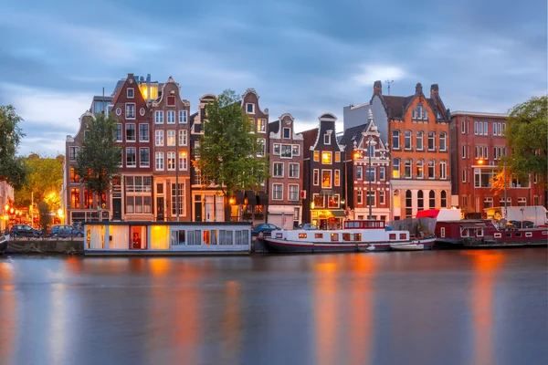 Night city view of Amsterdam canal with dutch houses — Stock Photo, Image