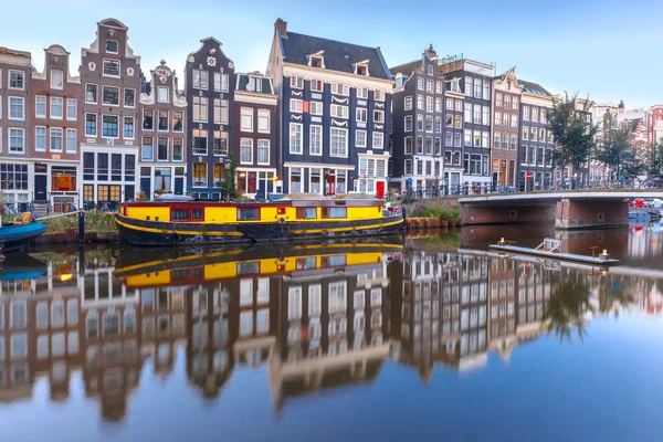 Амстердамский канал Сингел с голландскими домами — стоковое фото