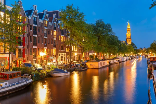 Noite Amsterdam canal e Westerkerk igreja — Fotografia de Stock